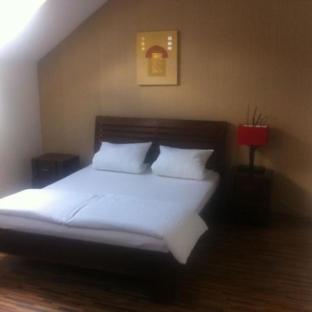 Central Apartman Шопрон Экстерьер фото