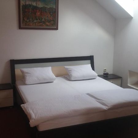 Central Apartman Шопрон Экстерьер фото