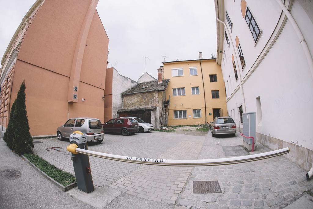 Central Apartman Шопрон Экстерьер фото