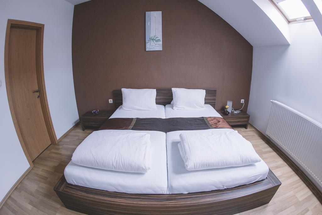 Central Apartman Шопрон Экстерьер фото