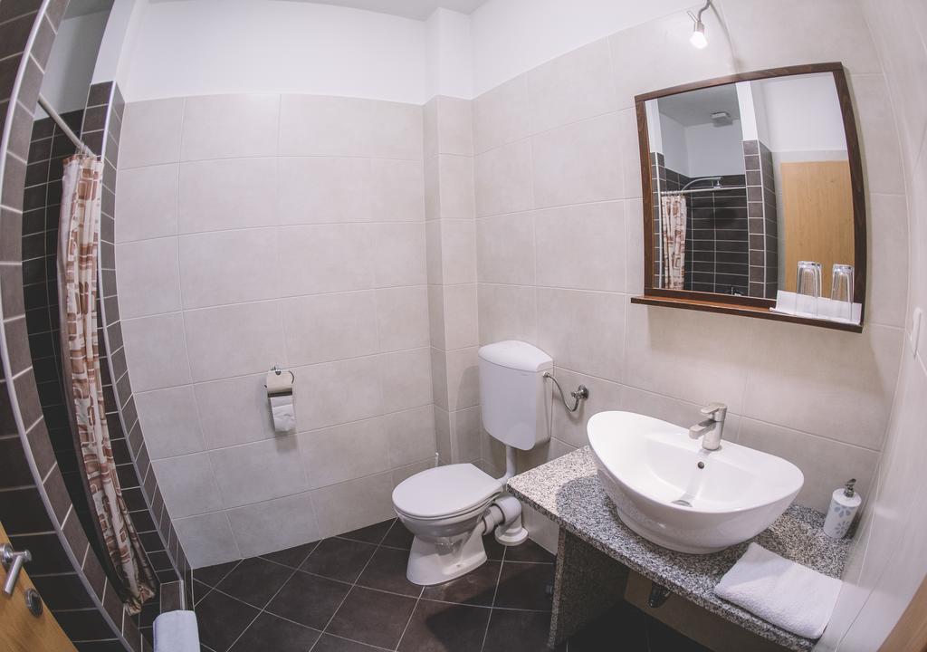 Central Apartman Шопрон Экстерьер фото