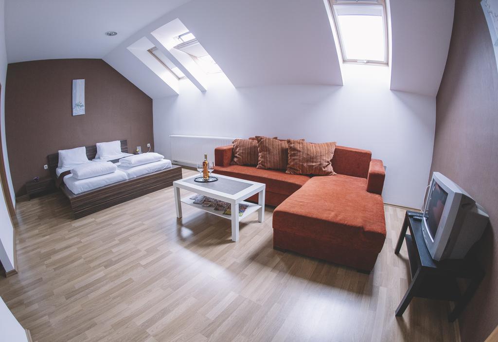 Central Apartman Шопрон Экстерьер фото