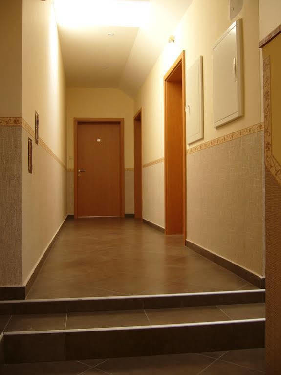 Central Apartman Шопрон Экстерьер фото