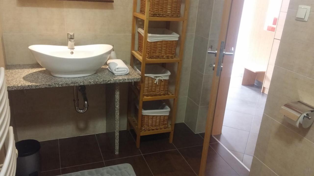 Central Apartman Шопрон Экстерьер фото