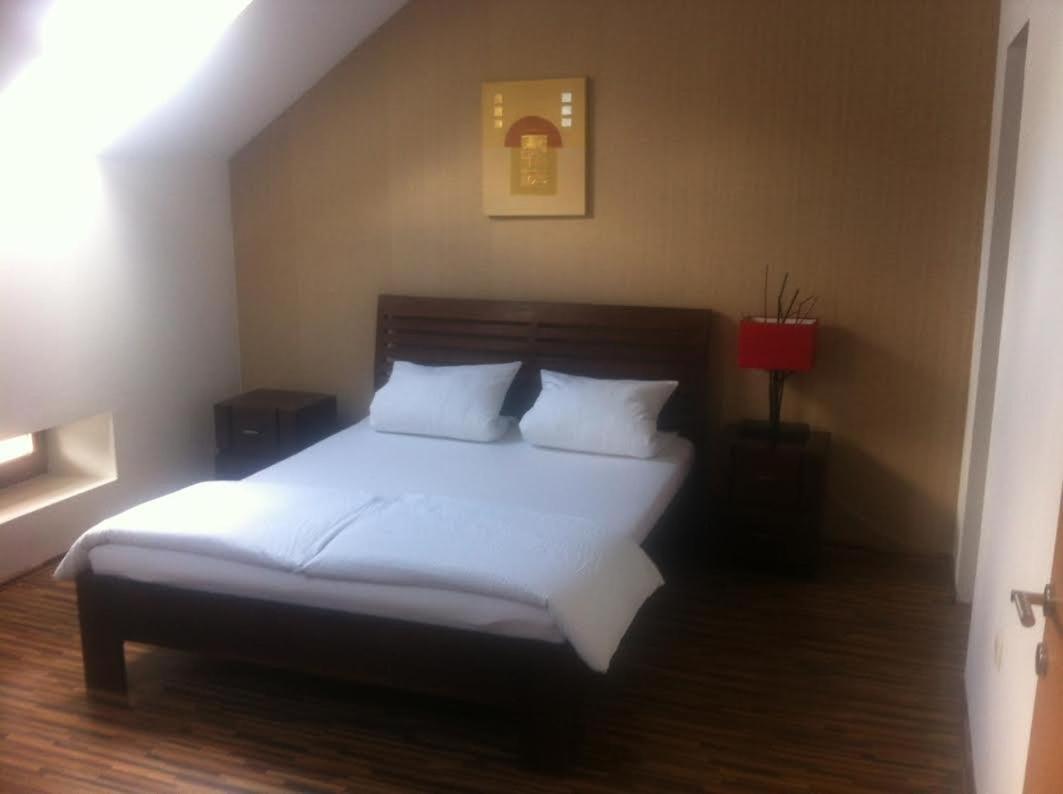 Central Apartman Шопрон Экстерьер фото