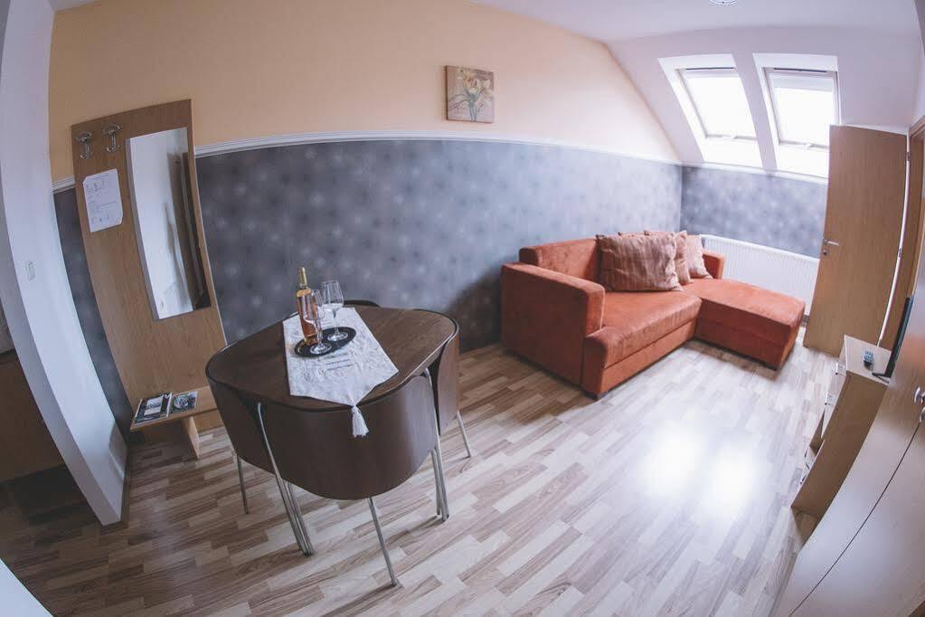 Central Apartman Шопрон Экстерьер фото