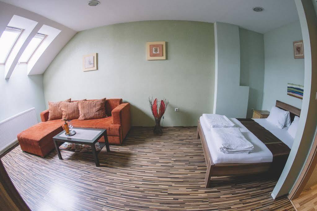Central Apartman Шопрон Экстерьер фото