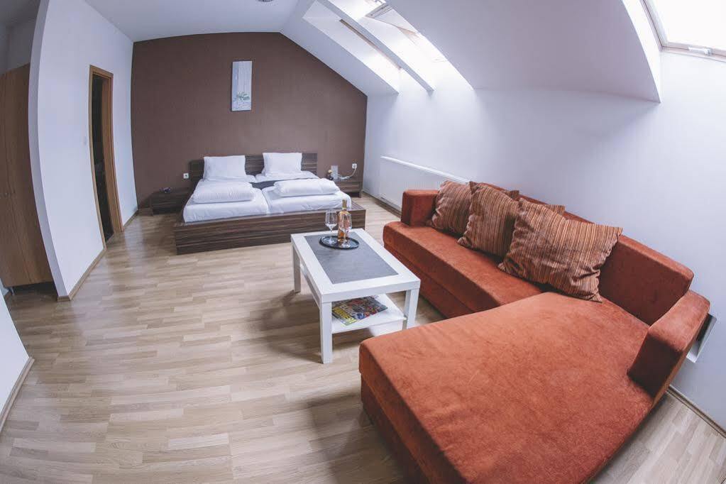 Central Apartman Шопрон Экстерьер фото