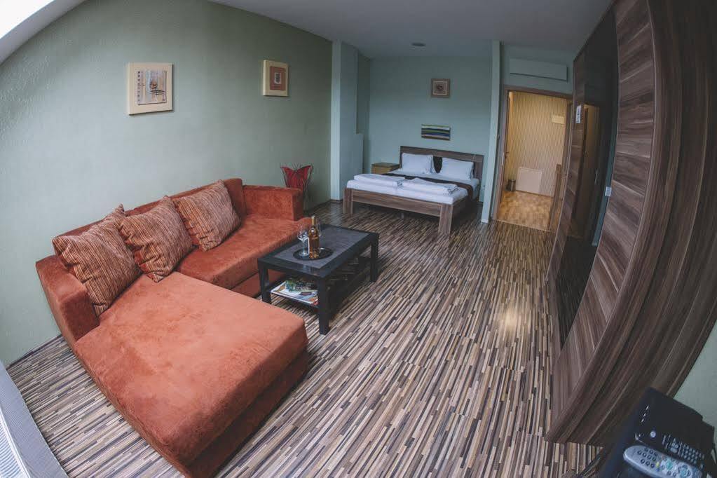 Central Apartman Шопрон Экстерьер фото